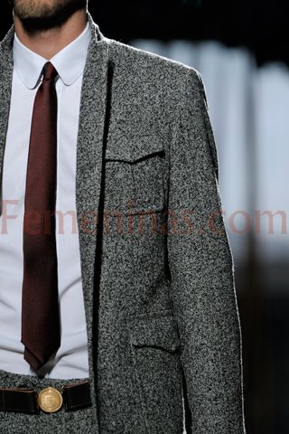 Saco masculino color gris y corbata color cobre